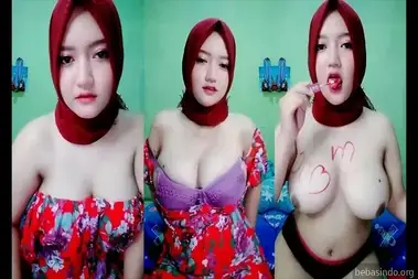 Bokep Jilbab Merah Pamer Toket Gede Pas Live Panas